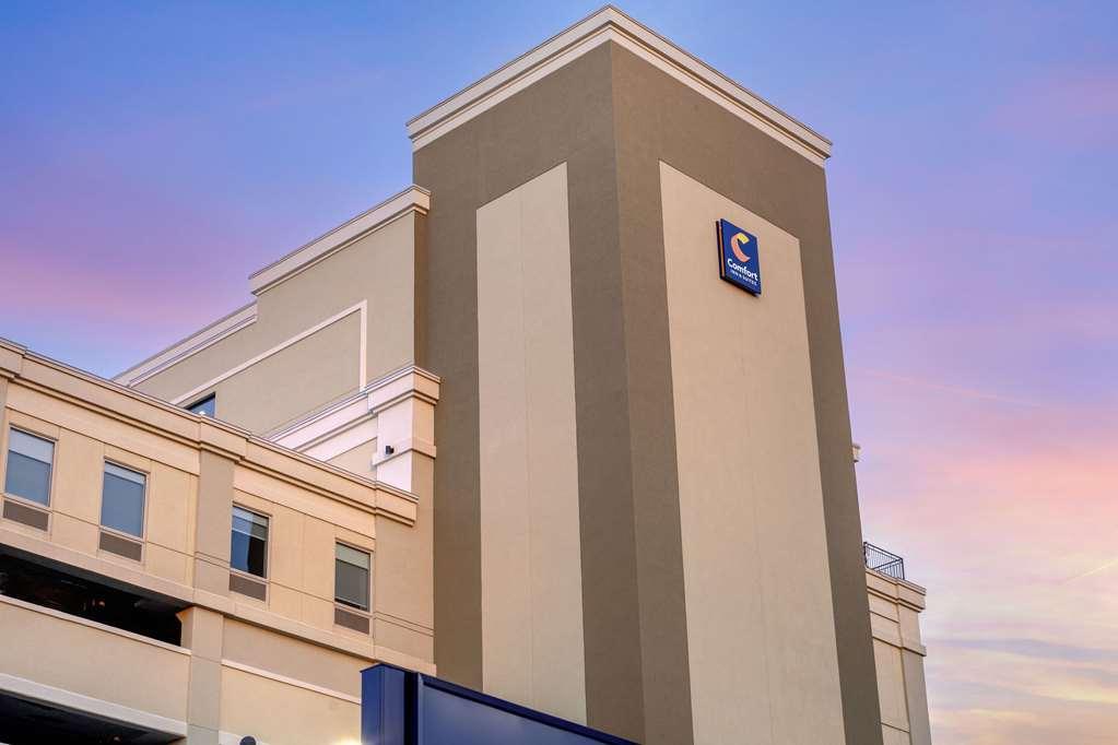 Comfort Inn & Suites Newark Liberty International Airport Exterior foto